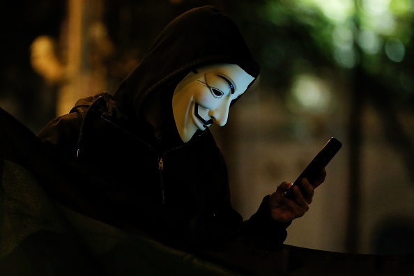 Un hacker "Anonymous". (Photo : PAU BARRENA/AFP via Getty Images)