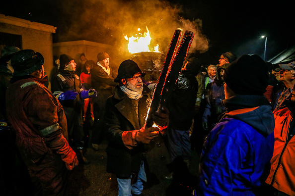 En Ecosse, cette ancienne coutume est célébrée le soir du Nouvel An, les villageois transportent des paniers enflammés et des charbons ardents afin de se protéger des mauvais esprits et des sorcières. Photo de Paul Campbell/Getty Images.