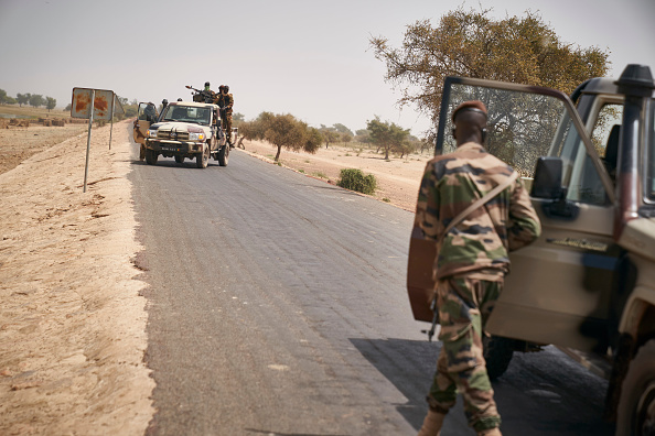 -Des troupes de l'armée malienne patrouillent sur la route entre Mopti et Djenné dans le centre du Mali le 28 février 2020. Photo de MICHELE CATTANI/AFP via Getty Images.