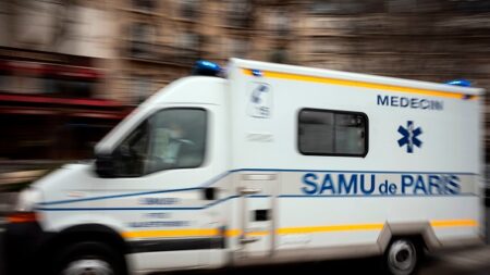 Paris : un commissaire en retard à une réunion accélère et active les gyrophares, il percute le Samu et blesse un médecin