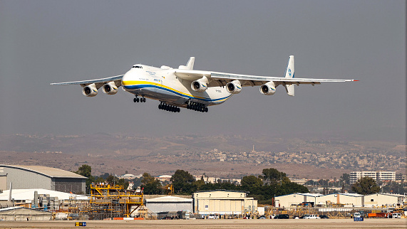 L'avion-cargo de transport aérien stratégique Antonov An-225 Mriya, de construction soviétique est le plus grand avion-cargo du monde. (Photo : JACK GUEZ/AFP via Getty Images)