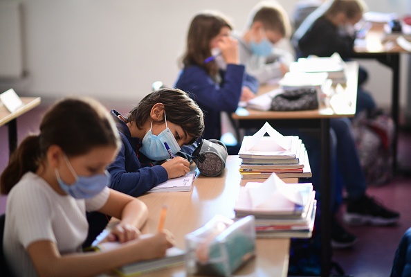 Le masque reste toujours obligatoire en classe. (Photo : MARTIN BUREAU/AFP via Getty Images)