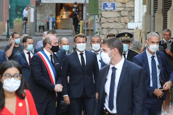 Emmanuel Macron et le maire d'Ajaccio Laurent Marcangeli dans les rues d'Ajaccio le 9 septembre 2020. (Photo LUDOVIC MARIN/AFP via Getty Images)