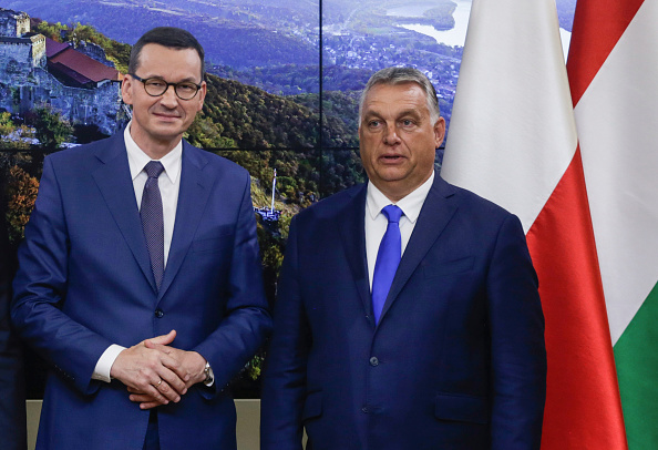 - Le Premier ministre polonais Mateusz Morawiecki et le Premier ministre hongrois Viktor Orban avant une conférence de presse à Bruxelles. Photo par Aris OIKONOMOU/AFP via Getty Images.