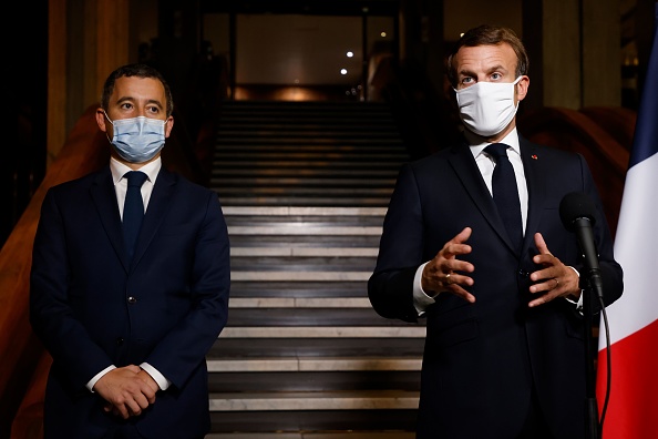 Le président français Emmanuel Macron (R), le ministre français de l'Intérieur Gérald Darmanin  (LUDOVIC MARIN/POOL/AFP via Getty Images)