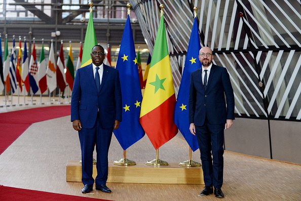 -Le président du Conseil européen Charles Michel et le président de l'Union Africaine, le Sénégalais Macky Sall à Bruxelles, partenaires pour ce nouveau sommet. Photo de JOHANNA GERON/POOL/AFP via Getty Images.