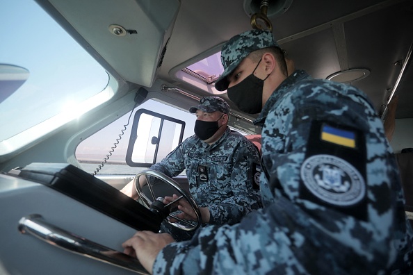 -Des gardes-frontières ukrainiens patrouillent dans la mer d'Azov au large de la ville de Marioupol le 30 avril 2021. Photo par ALEKSEY FILIPPOV/AFP via Getty Images.