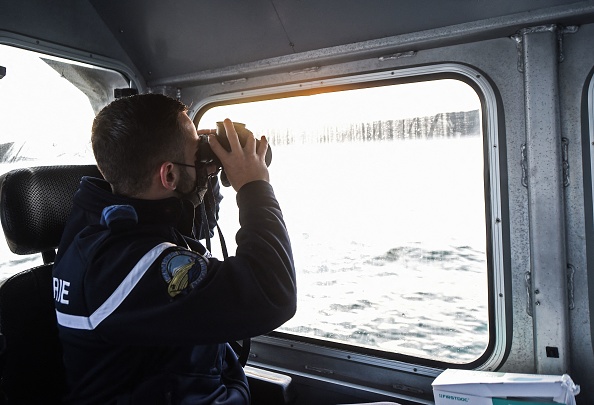 -Illustration- Un gendarme maritime français de Boulogne-Sur-Mer, au sud du port de Calais. Photo de FRANCOIS LO PRESTI/AFP via Getty Images.