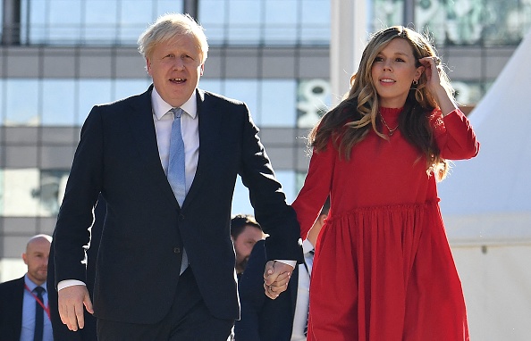 Le Premier ministre britannique Boris Johnson et son épouse Carrie arrivent au centre des congrès de Manchester le 6 octobre 2021. Photo de Ben STANSALL / AFP via Getty Images.
