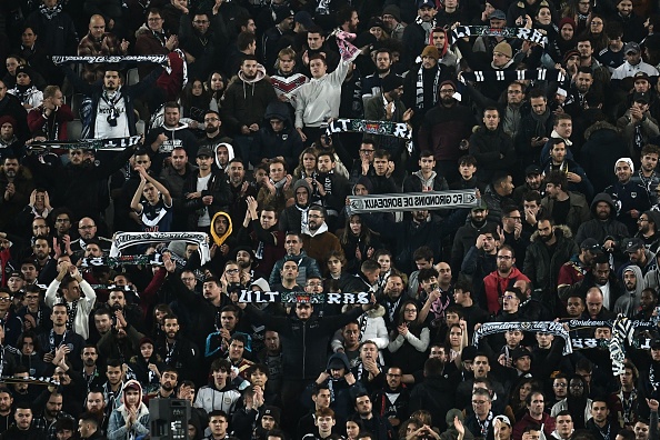 Des supporters de Bordeaux encouragent leur équipe lors du match de football de L1 entre le FC Girondins de Bordeaux et le Paris Saint-Germain au stade du Matmut Atlantique à Bordeaux, le 6 novembre 2021. (Photo : PHILIPPE LOPEZ/AFP via Getty Images)