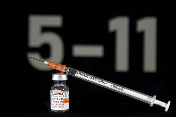Un flacon de vaccin Pfizer/BioNTech Covid-19 pour enfants et étiqueté avec une bande de couleur orange. (Photo : SEBASTIEN BOZON/AFP via Getty Images)