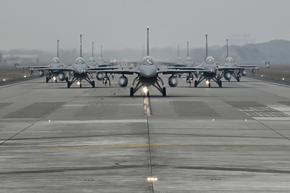 Des chasseurs F-16V de fabrication américaine circulent sur la piste d'une base aérienne à Chiayi, dans le sud de Taïwan, le 5 janvier 2022. Photo de Sam Yeh / AFP via Getty Images.