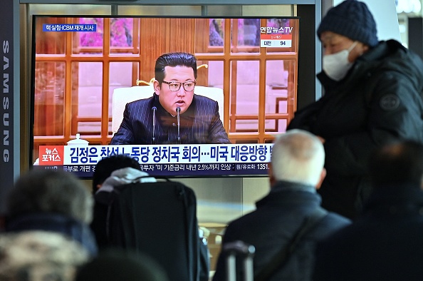 Le dirigeant nord-coréen Kim Jong Un, le 20 janvier 2022, après que la Corée du Nord a laissé entendre qu'elle pourrait reprendre les essais nucléaires. Photo de JUNG YEON-JE/AFP via Getty Images.