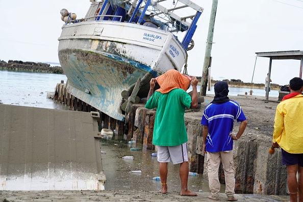 -Un bateau hors de l'eau et sur le quai du tsunami dans le port de Nukualofa, la capitale des Tonga. Photo de Mary Lyn FONUA / Matangi Tonga / AFP via Getty Images.