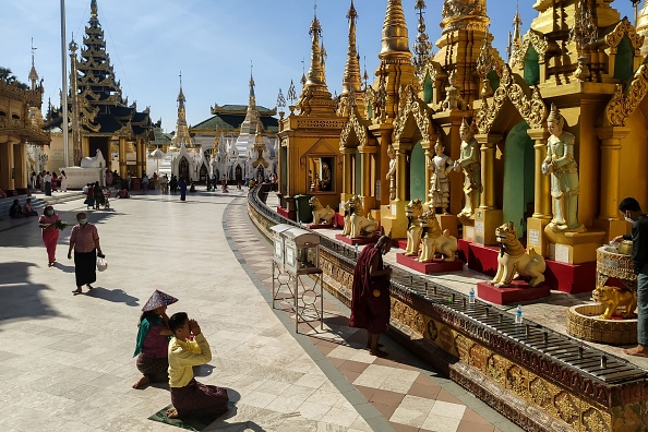 -Grève silencieuse les fidèles prient à la pagode Shwedagon à Yangon 2022. Photo par -/AFP via Getty Images.