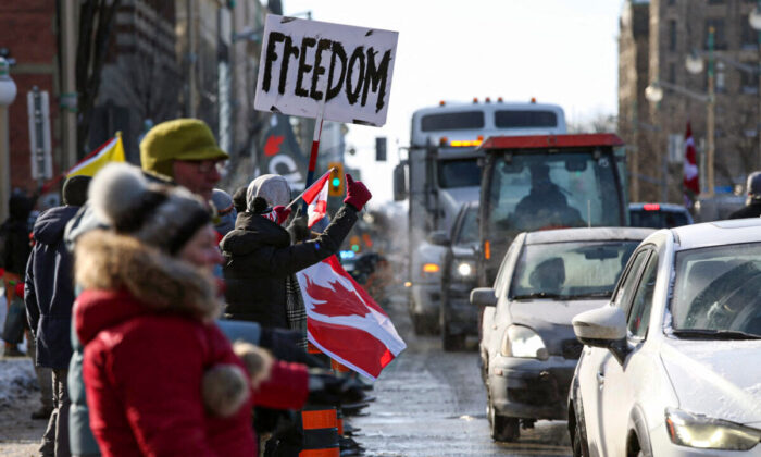 Les sympathisants du « convoi de la liberté » protestent contre les obligations et les restrictions liées aux vaccins contre le Covid-19 à Ottawa, le 28 janvier 2022. Un convoi de camionneurs est parti de Vancouver le 23 janvier 2022 pour protester devant le Parlement dans la capitale canadienne Ottawa. (Dave Chan/AFP via Getty Images)