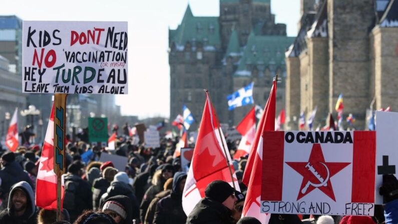 Les partisans du Convoi de la liberté protestent contre les mandats et les restrictions concernant les vaccins Covid-19 devant le Parlement, le 29 janvier 2022 à Ottawa, au Canada. (Photo par DAVE CHAN/AFP via Getty Images)