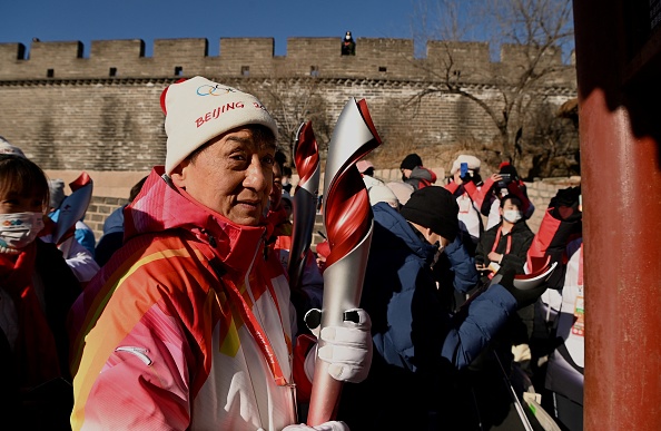 L'acteur Jackie Chan tient la flamme olympique sur la Grande Muraille de Badaling le deuxième jour du relais de la flamme à Pékin le 3 février 2022. Photo de NOEL CELIS/AFP via Getty Images.