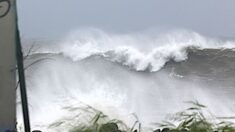 « Le pire n’est pas passé »: le cyclone Batsirai longe l’île de la Réunion, déjà 12 blessés