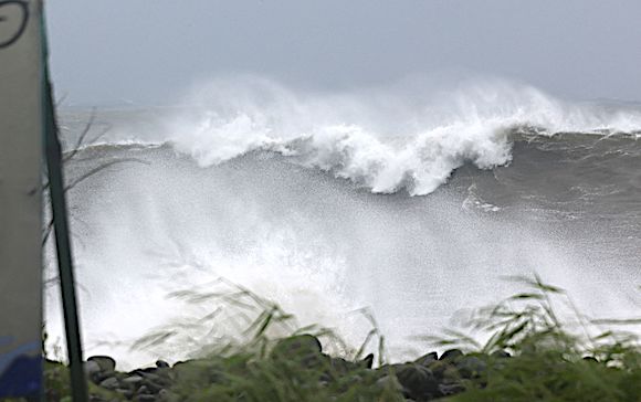 Des vagues déchaînées au nord de l'île française de La Réunion dans l'océan Indien, à Saint-Denis de la Réunion, le 3 février 2022.  (Photo :  RICHARD BOUHET/AFP via Getty Images)