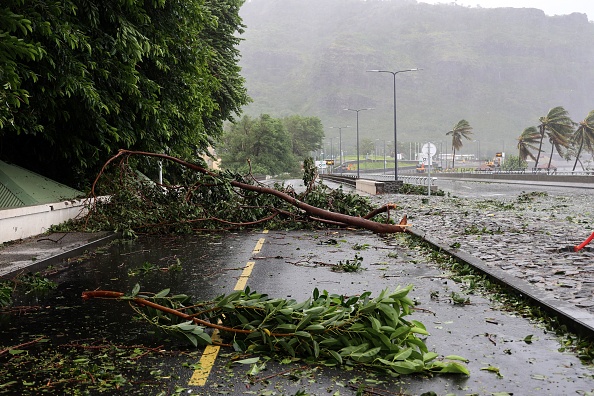 Des branches d'arbres bloquent la route avec le passage du cyclone tropical Batsirai sur le nord de l'île de La Réunion dans l'océan Indien français à Saint-Denis de la Réunion le 3 février 2022, mais "le pire n'est pas passé", a précisé le préfet. Photo de Richard BOUHET / AFP via Getty Images.