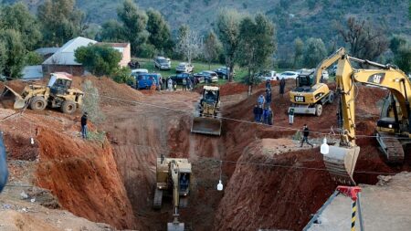 Maroc : dans le tunnel, les sauveteurs du petit Rayan avancent centimètre après centimètre