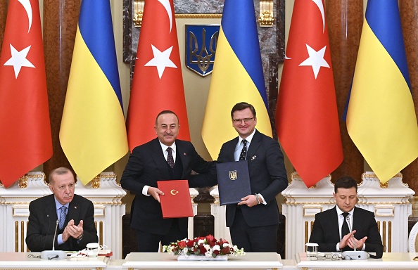 -Le président turc Recep Tayyip Erdogan a proposé le 3 février 2022 lors d'une visite à Kiev d'organiser un sommet Ukraine-Russie. Photo de Sergei SUPINSKY / AFP via Getty Images.