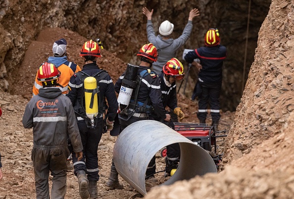 Les équipes des services d'urgence marocains travaillent au sauvetage de Rayan. (Photo : FADEL SENNA/AFP via Getty Images)