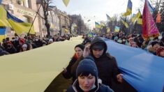 Près de la frontière russe, des manifestants prêts à défendre l’Ukraine
