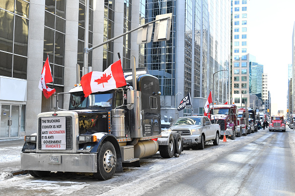 Ottawa, Canada. Les camionneurs poursuivent leur rassemblement du week-end près de la colline du Parlement. (Photo : Minas Panagiotakis/Getty Images)