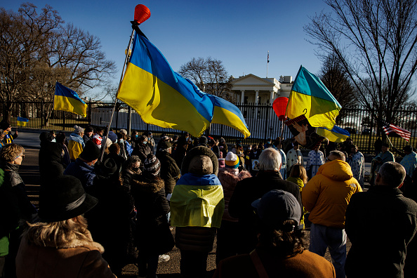 Des militants pro-ukrainiens se rassemblent pour une prière et une manifestation contre l'agression russe devant la Maison Blanche le 6 février 2022 à Washington, DC. Photo de Samuel Corum/Getty Images.