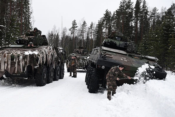 Des soldats français participent à un exercice dans le cadre de l'opération EFP de l'OTAN au camp militaire estonien de Tapa près de Rakvere, le 6 février 2022. Photo par ALAIN JOCARD/AFP via Getty Images.