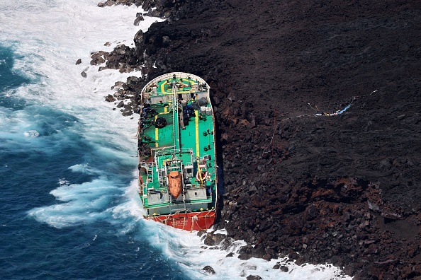 Le pétrolier mauricien Tresta Star, échoué au large de l'île de la Réunion, au Tremblet, après que le cyclone Batsirai a frappé Madagascar et la région le 6 février2022. (Photo : RICHARD BOUHET/AFP via Getty Images)