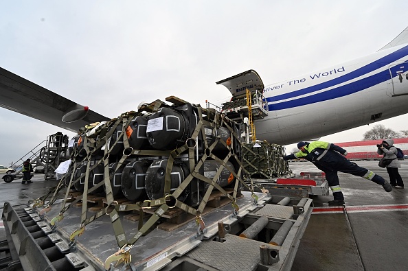 Missile antichar portable américain fourni par les États-Unis à l'Ukraine, à l'aéroport Boryspil de Kiev le 11 février 2022. Photo de Sergei SUPINSKY / AFP via Getty Images.