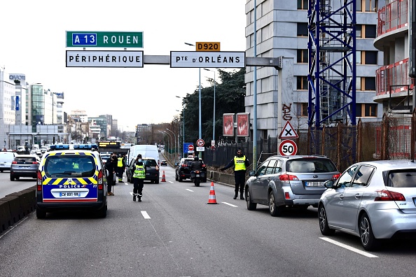 Contrôles de police à la Porte d'Orléans le 11 février 2022, alors que des convois de la Liberté convergent vers la capitale. (Photo SAMEER AL-DOUMY/AFP via Getty Images)
