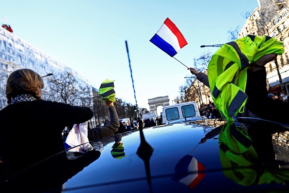 Sur les Champs-Elysées le 12 février 2022. (Photo  SAMEER AL-DOUMY/AFP via Getty Images)