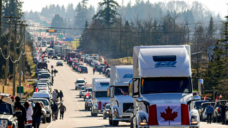 Des camions et d'autres véhicules roulent sur l'autoroute 15 près du passage frontalier du Pacific Highway, dans le cadre du convoi de la liberté protestant contre les obligations et les restrictions de COVID-19, à Surrey, en Colombie-Britannique, le 12 février 2022. (Jason Redmon/AFP via Getty Images)