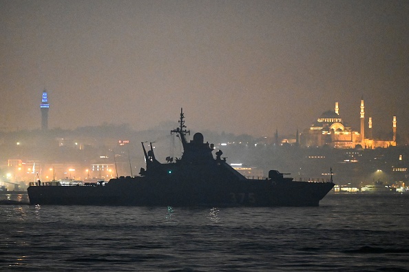 -Le patrouilleur Dmitriy Rogachev de la marine russe navigue dans le détroit du Bosphore en direction de la mer Noire en passant devant la ville d'Istanbul le 16 février 2022 Photo par OZAN KOSE/AFP via Getty Images.