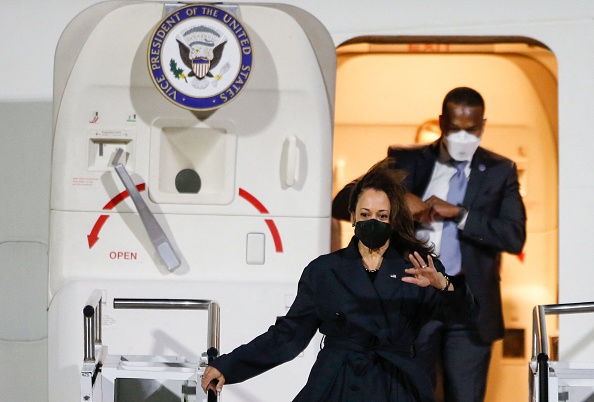 La vice-présidente américaine Kamala Harris débarque de l'avion à l'aéroport de Munich, dans le sud de l'Allemagne, où elle assistera à la conférence de Munich sur la sécurité, le 17 février 2022. Photo de MICHAELA REHLE /AFP via Getty Images.