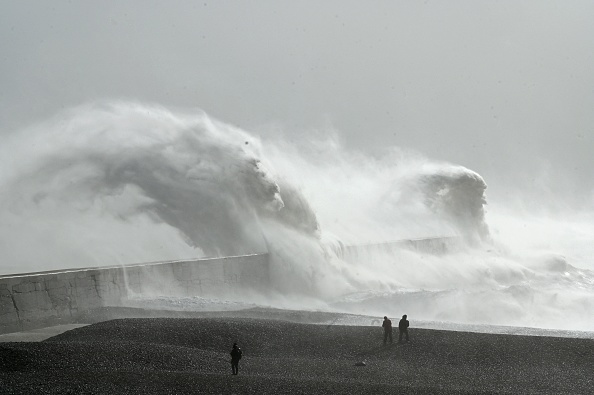 - Les vagues s'écrasent sur le mur du port de Newhaven, dans le sud de l'Angleterre, le 18 février 2022, la tempête Eunice apporte des vents violents à travers le pays. Photo de Glyn KIRK / AFP via Getty Images.