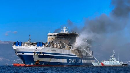 Grèce: un ferry italien toujours en feu, douze disparus