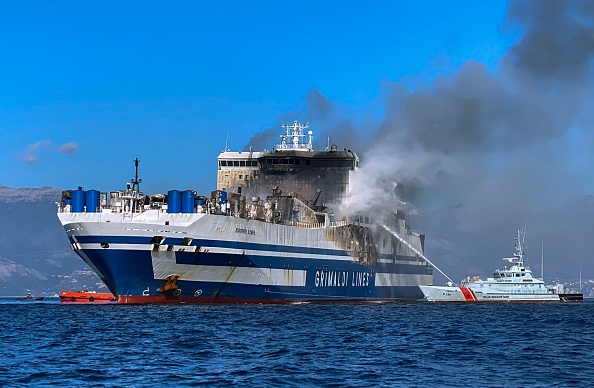 -Les navires de lutte contre les incendies travaillent pour éteindre un incendie à bord du ferry italien Euro ferry Olympia, au large de l'île grecque ionienne de Corfou le 19 février 2022. Photo VOULA PAPPA/IN TIME NEWS/IN TIME NEWS/AFP via Getty Images.