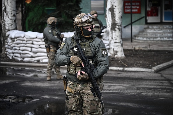 -Les troupes ukrainiennes patrouillent dans la ville de Novoluhanske, dans l'est de l'Ukraine, le 19 février 2022. - Photo par ARIS MESSINIS/AFP via Getty Images.