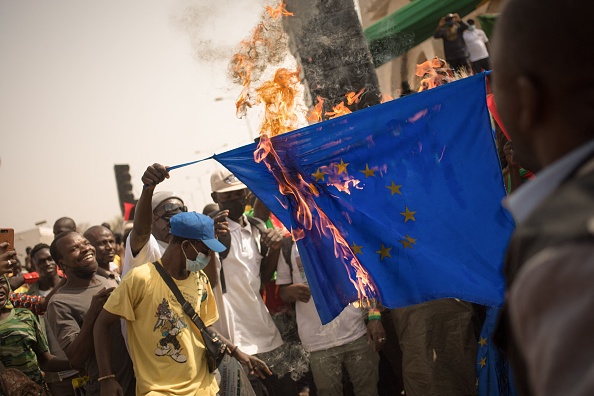 Des manifestants brûlent un drapeau de l'Union européenne lors d'une manifestation organisée par la plateforme panafricaine Yerewolo pour célébrer l'annonce de la France de retirer les troupes françaises du Mali, à Bamako, le 19 février 2022.  (Photo :  FLORENT VERGNES/AFP via Getty Images)