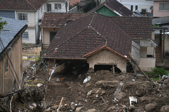 Une maison détruite en raison d'un glissement de terrain géant à Petrópolis, au Brésil, le 19 février 2022. Photo by MAURO PIMENTEL/AFP via Getty Images.