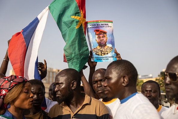 -Des manifestants tiennent une photo du lieutenant-colonel Paul-Henri Sandaogo Damiba, les manifestants se rassemblent à Ouagadougou, le 19 février 2022. Photo OLYMPIA DE MAISMONT/AFP via Getty Images.
