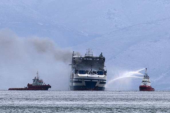 -De la fumée s'élève de l'Euro ferry Olympia, qui est en feu, sur l'île grecque ionienne de Corfou, le 20 février 2022. Photo par ANGELOS TZORTZINIS/AFP via Getty Images.