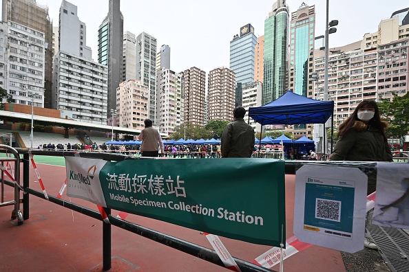 Les gens font la queue pour les tests Covid-19 sur un terrain de sport à Hong Kong le 23 février 2022. Photo de Peter PARKS / AFP via Getty Images.