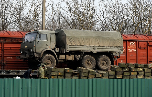 Des véhicules militaires russes sont chargés sur des trains à environ 50 km de la frontière avec la République populaire autoproclamée de Donetsk, au sud de la Russie, le 23 février 2022. Photo de STRINGER/AFP via Getty Images.
