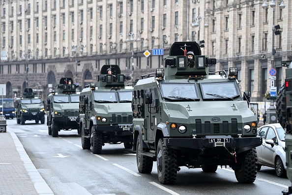 -Des véhicules militaires ukrainiens passent devant la place de l'Indépendance dans le centre de Kiev le 24 février 2022. Photo de Daniel LEAL/AFP via Getty Images.
